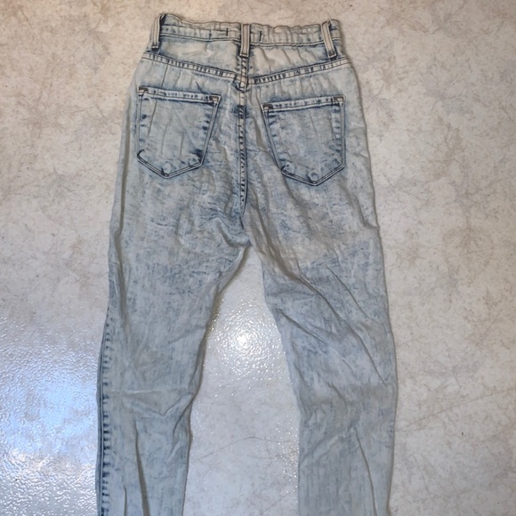 Light Washed distressed jeans LIKE NEW !!! - Picture 6 of 6